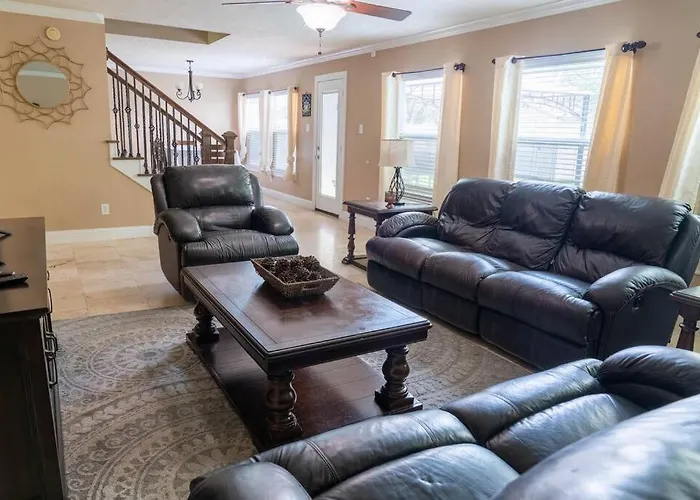 ~~ Big Family Home Near 99 / I10 / Kid Friendly~~