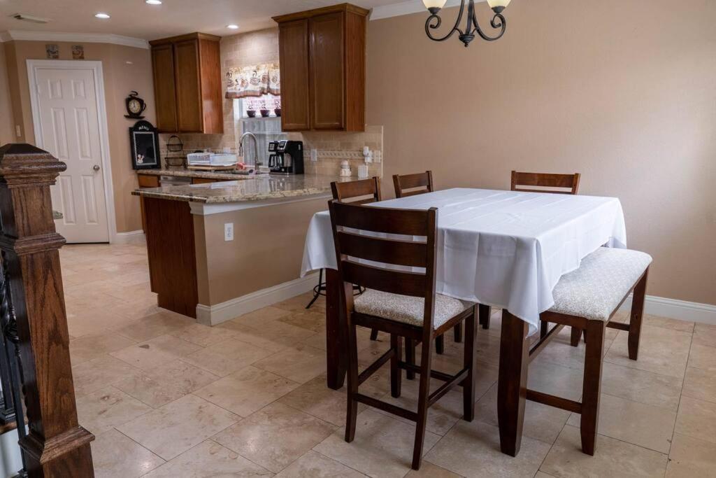~~ Big Family Near 99 / I10 / Kid Friendly~~ Hébergement de vacances *
