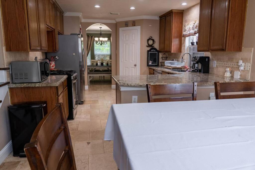 ~~ Big Family Near 99 / I10 / Kid Friendly~~ Hébergement de vacances